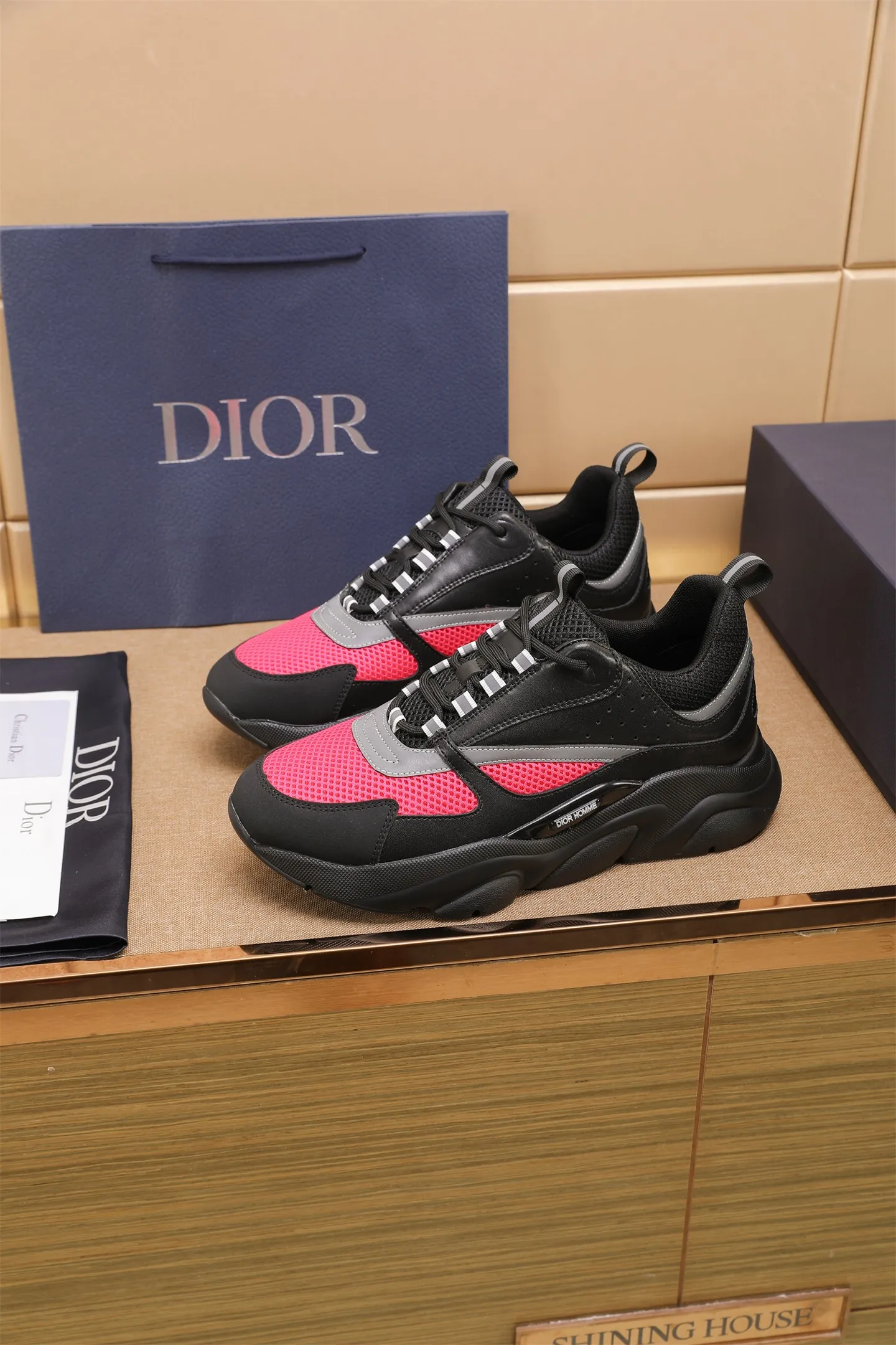 Factory price: 460💰Dior’s top version of D’s b22 men’s sports shoes. Inspired by retro running styles, the chunky low-top silhouette features gray calf leather and blue and white mesh fabric uppers, atop a black, white and blue engraved rubber sole. Nylon ribbon accents the blue mesh tongue and heel counter, and a "dio~" logo appears on the side. Pair it with a suit for a striking contrast and add a sportswear-chic edge to your look. The thick sole can be about 4cm~ Size: 38-45, [46, 47 customized]